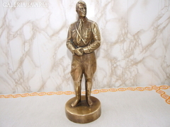 Adolf Hitler álló bronz szobor.