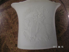 Kaiser  ,  igen  finom  porcelán  , plasztikusan kiemelkedő  mintával