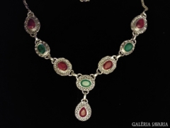 Csodaszép ezüst nyakék valódi rubin és smaragd kövekke