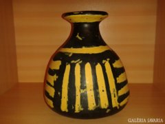 Gorka Lívia: terjedelmes, sárga mintás váza.