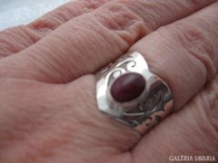 Ezüst gyűrű rubinnal és míves foglalattal 17,5 mm