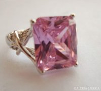 Gyönyörű ezüst gyűrű rózsaszín kővel