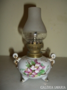 Kicsi aranyozott virágdiszítésű porcelán petróleumlám