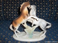 Ágaskodó lovak porcelán figura