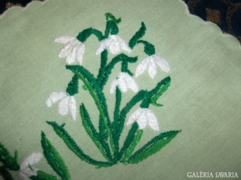 Zöld alapon hóvirág hímzéses futó - 75 x 33 cm