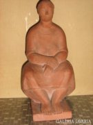 Mikus Sándor: Ülő nő, terrakotta