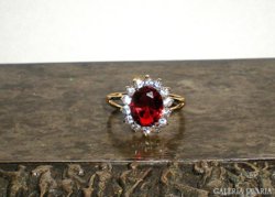 Csinos koktélgyűrű, aranyozott-hatalmas piros kővel