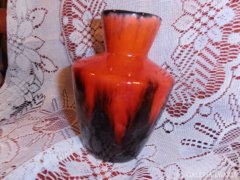 Piros-fekete kis váza