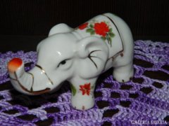 Egyedi festésű porcelán felálló orrú elefánt jelzetlen