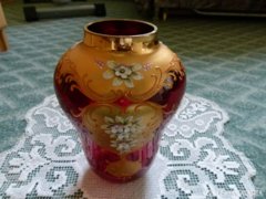 Bohémia aranyozott váza kézzel festett plasztik virágokkal