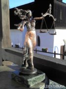 Justitia bronz szobor