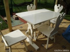 Paraszt stilusú, faragott fehérszinü asztal+4db szék