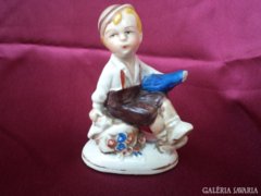 Altwien porcelán figura, kisfiú esernyővel