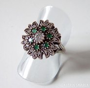 Ezüst gyűrű smaragd kővel és fehér topázzal