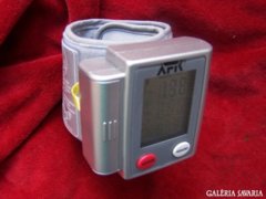 Csuklós vérnyomásmérő új elemekkel