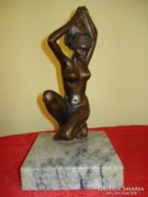 Rácz Edit:Térdelő női akt bronzból márvány talapzaton