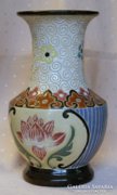 Kerámia váza indiai lótusz motívummal.
