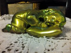 Zsolnay eozin mázas szobor, alvó kisgyermek