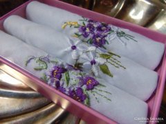 Ibolya - árvácska - hóvirág díszzsebkendők dobozban  