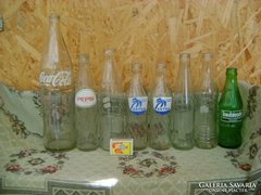 Nyolc darab retro üdítős üveg, palack