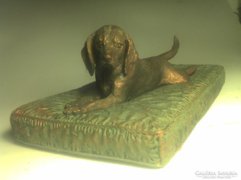 Beagle kutyus bronz párnán