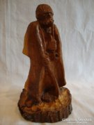 Pipázó öregember fafaragás , fa szobor 22 cm