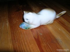 Zsolnay porcelán gombolyaggal játszó cica.