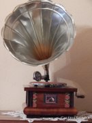  Lábakon álló gramofon tűtartóval