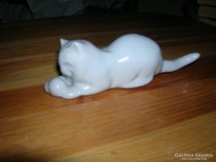 Zsolnay porcelán gombolyaggal játszó cica.