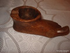 Fából faragott lábat formáló kis hamutartó