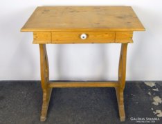 0F010 Antik lantlábú fenyőasztal
