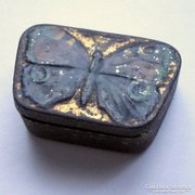 Cukorkás fémdoboz pillangó mintával