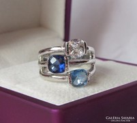 Gyönyörű ezüst gyűrű ragyogó kristályokkal