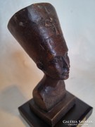 Nefertiti, bronz mell szobor