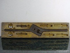 0F978 Antik menetvágó szerszám dobozában