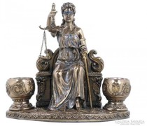 Ülő Justitia szobor 