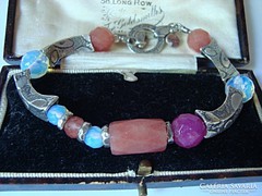 Gyönyörű izraelil ezüst karkötő opalit és rubinnal