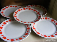 Alföldi porcelán piros pöttyös süteményes tányérok