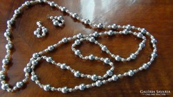 Régi 122 cm hosszú gyöngysor és fülbevaló ezüst színű gyöngy