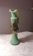 Zöld fodros, fújt, szakított váza fém dekorációval