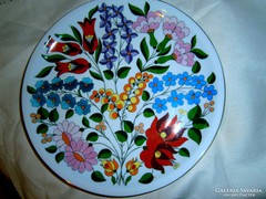 Kézzel festett kalocsai virágokkal tányér 23,5 cm