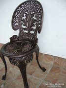 Öntöttvas szék sötét metál bronz szinű.