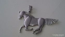 Gyönyörű ezüst Ló medál 
