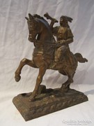 Fém öntött vas lovas szobor kürttel