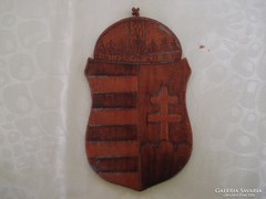 Fából faragott magyar címer