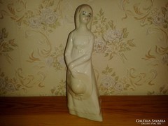 Spanyol porcelán női figura