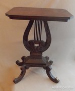 Stílusos  "Lant" formájú asztal szép darab