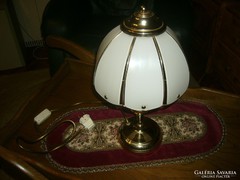 Éjjeli asztali lámpa tejüveg búrával