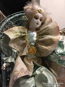 Csodalatos Velencei porcelán baba páva székkel