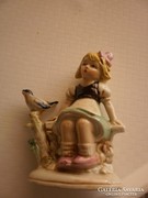 Porcelán ülő kislány 